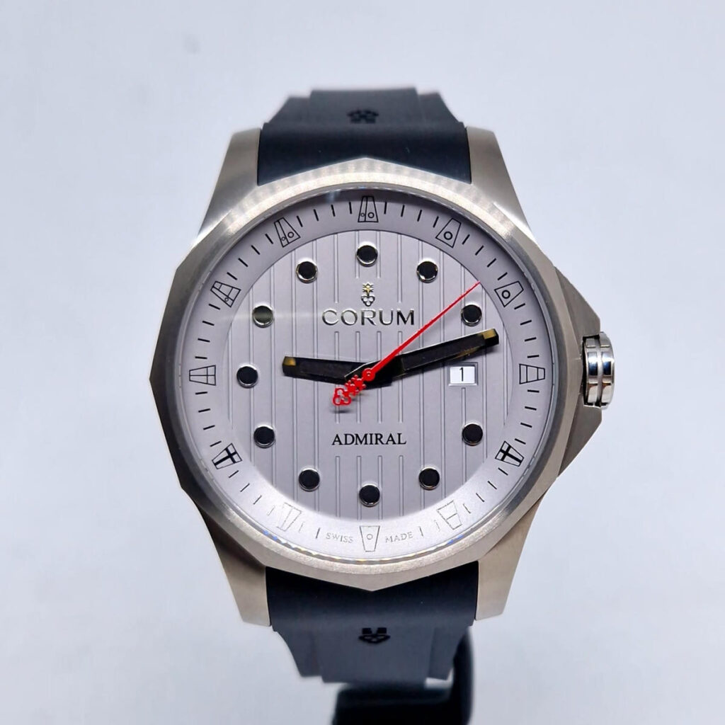 Corum Admiral 411.100.04 – szwajcarski zegarek automatyczny. Tytanowa koperta o średnicy 47 mm, kaliber CO 411. Dostępny w Artemwatch.