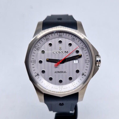 Corum Admiral 411.100.04 – szwajcarski zegarek automatyczny. Tytanowa koperta o średnicy 47 mm, kaliber CO 411. Dostępny w Artemwatch.