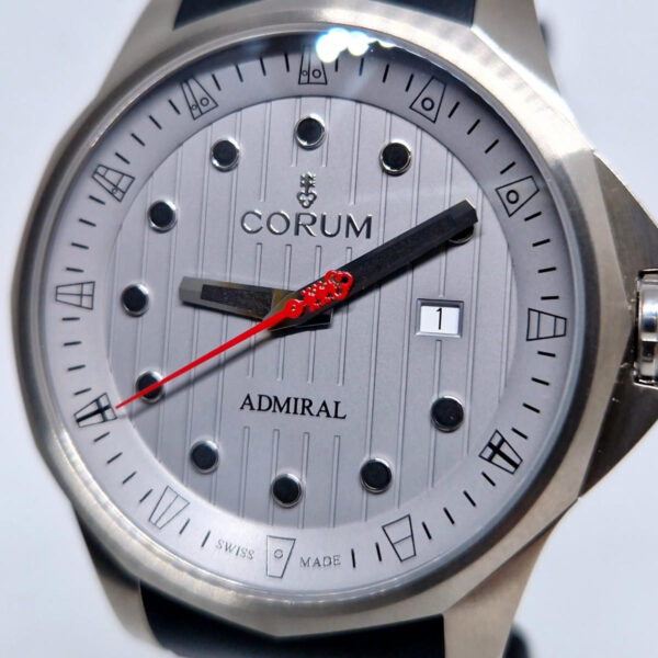Corum Admiral 411.100.04 – szwajcarski zegarek automatyczny. Tytanowa koperta o średnicy 47 mm, kaliber CO 411. Dostępny w Artemwatch.
