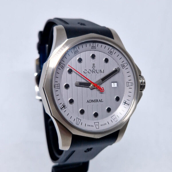 Corum Admiral 411.100 (9) Corum Admiral 411.100.04 – szwajcarski zegarek automatyczny. Tytanowa koperta o średnicy 47 mm, kaliber CO 411. Dostępny w Artemwatch.