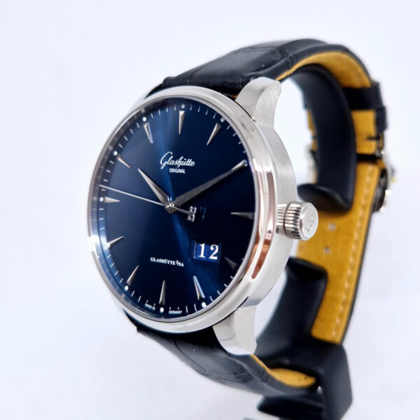 Glashütte Original Senator Panoramadatum 1-36-03-04-02-01 (1) Glashütte Original Senator Panoramadatum 1-36-03-04-02-01. Manufakturowy mechanizm, 100 godzin rezerwy chodu. Dostępny w Artemwatch.