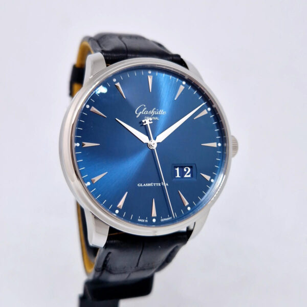 Glashutte Oryginal Senator Panoramadatum 1-36-03-04-02-01 Glashutte Oryginal Senator Panoramadatum 1-36-03-04-02-01. Manufakturowy mechanizm, 100 godzin rezerwy chodu. Dostępny w Artemwatch.