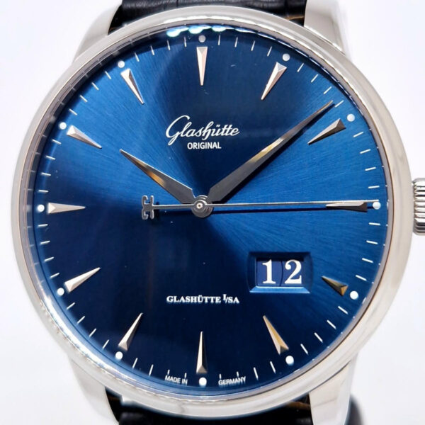 Glashütte Original Senator Panoramadatum 1-36-03-04-02-01. Manufakturowy mechanizm, 100 godzin rezerwy chodu. Dostępny w Artemwatch.