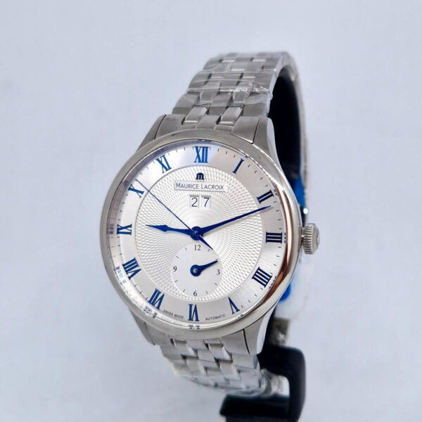 Maurice Lacroix Masterpiece Gmt MP6707 (3) Maurice Lacroix Masterpiece GMT MP6707- koperta 40 mm, srebrna giloszowana tarcza, duża data, GMT, szafirowe szkło i wodoodporność 50 m. Dostępny w Artemwatch.