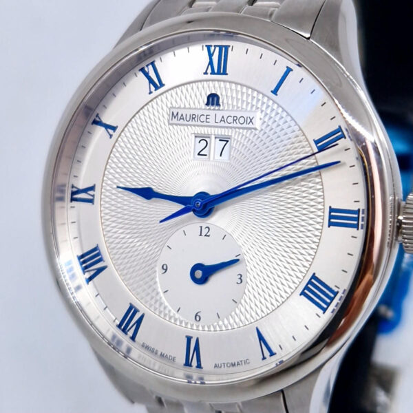 Maurice Lacroix Masterpiece Gmt MP6707 (6) Maurice Lacroix Masterpiece GMT MP6707- koperta 40 mm, srebrna giloszowana tarcza, duża data, GMT, szafirowe szkło i wodoodporność 50 m. Dostępny w Artemwatch.