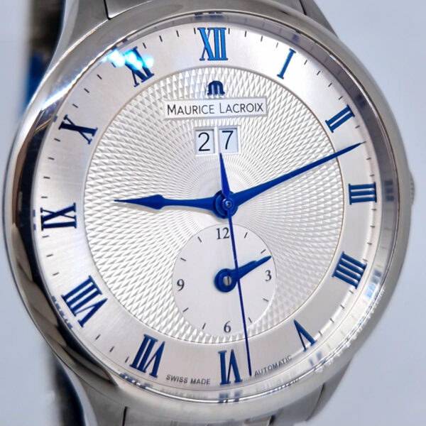 Maurice Lacroix Masterpiece Gmt MP6707 (8) Maurice Lacroix Masterpiece GMT MP6707- koperta 40 mm, srebrna giloszowana tarcza, duża data, GMT, szafirowe szkło i wodoodporność 50 m. Dostępny w Artemwatch.