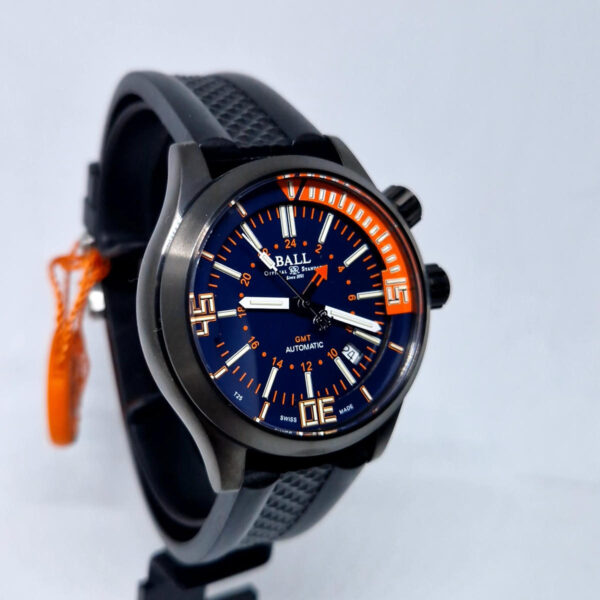 BALL Engineer Master II Diver GMT DG1020A-P4-BEOR (10) BALL Engineer Master II Diver GMT DG1020A-P4-BEOR – szwajcarski zegarek automatyczny z funkcją GMT i trytowym podświetleniem. Dostępny w Artemwatch.