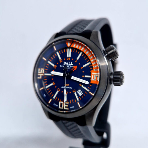 BALL Engineer Master II Diver GMT DG1020A-P4-BEOR (5) BALL Engineer Master II Diver GMT DG1020A-P4-BEOR – szwajcarski zegarek automatyczny z funkcją GMT i trytowym podświetleniem. Dostępny w Artemwatch.