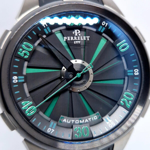 Perrelet Turbine XL A1050 (2) Perrelet Turbine XL A1050/3 – zegarek automatyczny 48 mm, tytanowa koperta, caliber P-331, zielona tarcza. Dostępny w Artemwatch.