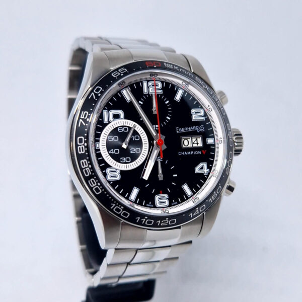 Eberhard & Co. Champion V Grande Date 31064 (7) Eberhard & Co. Champion V Grande Date 31064.2-SS – szwajcarski zegarek automatyczny z chronografem i dużą datą. Nienoszony zegarek. Dostępny w Artemwatch.