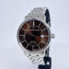 Carl F. Bucherer Adamavi 00.10318.08.93 (13) Carl F. Bucherer Adamavi 00.10318.08.93.21 – szwajcarski zegarek luksusowy, specjalna seria z brązową tarczą, mechanizmem CFB 1950. Dostępny w Artemwatch.