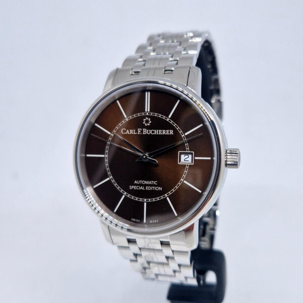 Carl F. Bucherer Adamavi 00.10318.08.93 (13) Carl F. Bucherer Adamavi 00.10318.08.93.21 – szwajcarski zegarek luksusowy, specjalna seria z brązową tarczą, mechanizmem CFB 1950. Dostępny w Artemwatch.