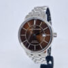 Carl F. Bucherer Adamavi 00.10318.08.93 (2) Carl F. Bucherer Adamavi 00.10318.08.93.21 – szwajcarski zegarek luksusowy, specjalna seria z brązową tarczą, mechanizmem CFB 1950. Dostępny w Artemwatch.