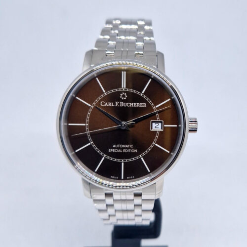 Carl F. Bucherer Adamavi 00.10318.08.93 Carl F. Bucherer Adamavi 00.10318.08.93.21 – szwajcarski zegarek luksusowy, specjalna seria z brązową tarczą, mechanizmem CFB 1950. Dostępny w Artemwatch.