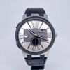 Ulysse Nardin Executive Dual Time 243-00 – zegarek GMT z szaro-srebrną tarczą, UN-24, Big Date i ceramiczną lunetą. Dostępny w Artemwatch.