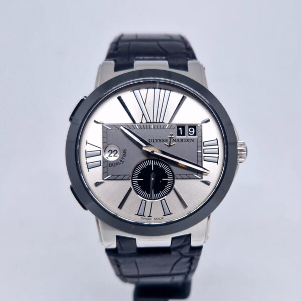 Ulysse Nardin Executive Dual Time 243-00 – zegarek GMT z szaro-srebrną tarczą, UN-24, Big Date i ceramiczną lunetą. Dostępny w Artemwatch.