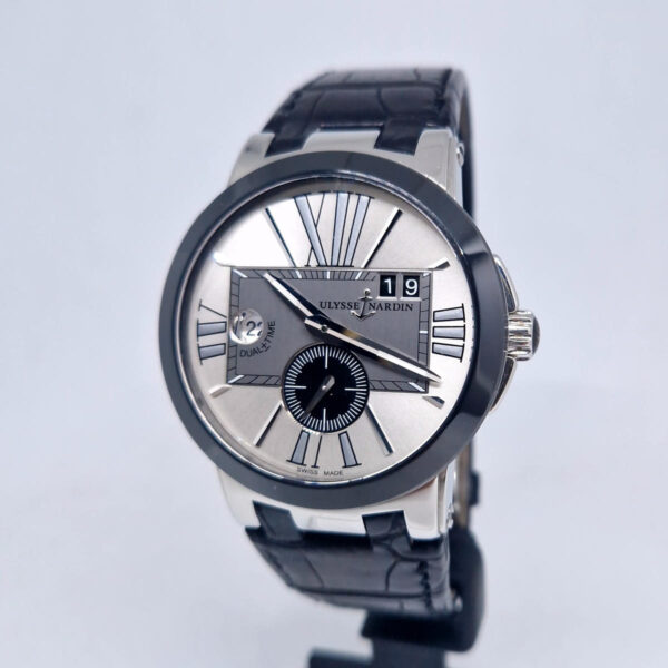 Ulysse Nardin Executive Dual Time 243-00 (16) Ulysse Nardin Executive Dual Time 243-00 – zegarek GMT z szaro-srebrną tarczą, UN-24, Big Date i ceramiczną lunetą. Dostępny w Artemwatch.