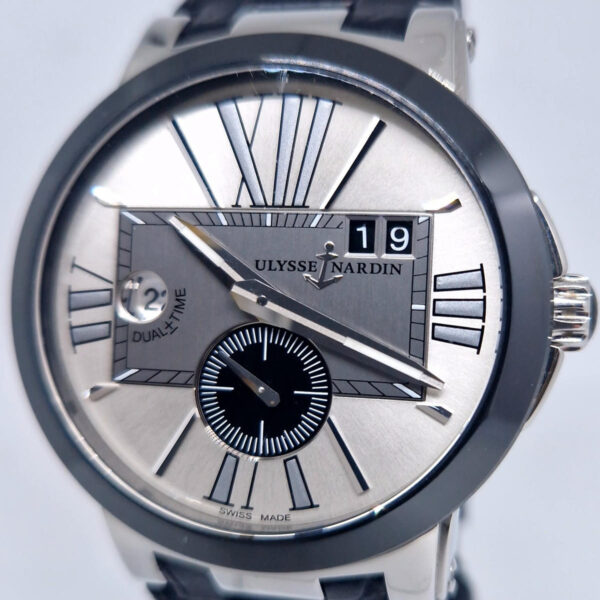 Ulysse Nardin Executive Dual Time 243-00 – zegarek GMT z szaro-srebrną tarczą, UN-24, Big Date i ceramiczną lunetą. Dostępny w Artemwatch.