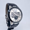 Ulysse Nardin Executive Dual Time 243-00 (20) Ulysse Nardin Executive Dual Time 243-00 – zegarek GMT z szaro-srebrną tarczą, UN-24, Big Date i ceramiczną lunetą. Dostępny w Artemwatch.