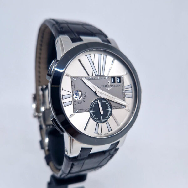 Ulysse Nardin Executive Dual Time 243-00 (20) Ulysse Nardin Executive Dual Time 243-00 – zegarek GMT z szaro-srebrną tarczą, UN-24, Big Date i ceramiczną lunetą. Dostępny w Artemwatch.