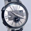 Ulysse Nardin Executive Dual Time 243-00 – zegarek GMT z szaro-srebrną tarczą, UN-24, Big Date i ceramiczną lunetą. Dostępny w Artemwatch.