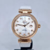 Omega De Ville Ladymatic 425.63.34.20.55 Omega De Ville Ladymatic 425.63.34.20.55.001 – luksusowy damski zegarek z 18K różowego złota i masą perłową. Gwarancja Artemwatch