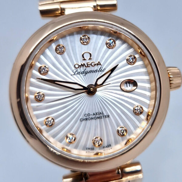 Omega De Ville Ladymatic 425.63.34.20.55 (11) Omega De Ville Ladymatic 425.63.34.20.55.001 – luksusowy damski zegarek z 18K różowego złota i masą perłową. Gwarancja Artemwatch