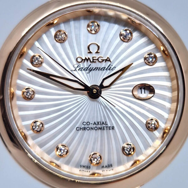 Omega De Ville Ladymatic 425.63.34.20.55 (12) Omega De Ville Ladymatic 425.63.34.20.55.001 – luksusowy damski zegarek z 18K różowego złota i masą perłową. Gwarancja Artemwatch