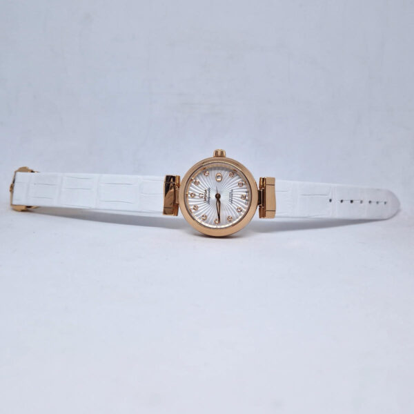 Omega De Ville Ladymatic 425.63.34.20.55 (2) Omega De Ville Ladymatic 425.63.34.20.55.001 – luksusowy damski zegarek z 18K różowego złota i masą perłową. Gwarancja Artemwatch