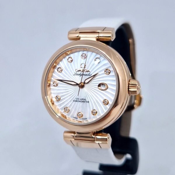 Omega De Ville Ladymatic 425.63.34.20.55 (5) Omega De Ville Ladymatic 425.63.34.20.55.001 – luksusowy damski zegarek z 18K różowego złota i masą perłową. Gwarancja Artemwatch