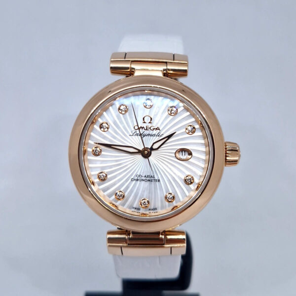 Omega De Ville Ladymatic 425.63.34.20.55 Omega De Ville Ladymatic 425.63.34.20.55.001 – luksusowy damski zegarek z 18K różowego złota i masą perłową. Gwarancja Artemwatch