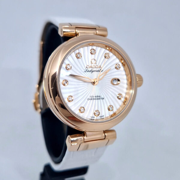 Omega De Ville Ladymatic 425.63.34.20.55 (8) Omega De Ville Ladymatic 425.63.34.20.55.001 – luksusowy damski zegarek z 18K różowego złota i masą perłową. Gwarancja Artemwatch