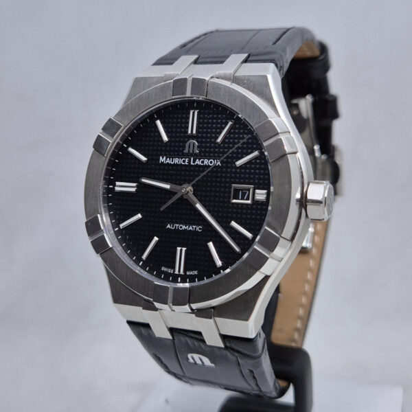 Maurice Lacroix AIKON AI6008-SS001-330-1 (3) Maurice Lacroix AIKON AI6008-SS001-330-1 – szwajcarski zegarek z szafirowym szkłem i wodoszczelnością 200 m. Dostępny w Artemwatch.