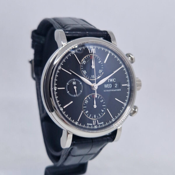 IWC Portofino Chronograph IW3910 (10) IWC Portofino Chronograph IW391008, srednica 42 mm, kaliber IWC 75320 , czarny cyferblat, chronograf i Day-Date. Dostępny w Artemwatch