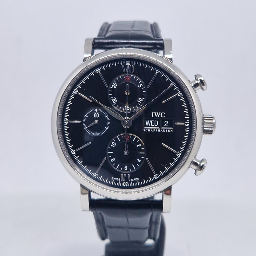 IWC Portofino Chronograph IW391008, srednica 42 mm, kaliber IWC 75320 , czarny cyferblat, chronograf i Day-Date. Dostępny w Artemwatch
