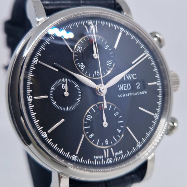 IWC Portofino Chronograph IW391008, srednica 42 mm, kaliber IWC 75320 , czarny cyferblat, chronograf i Day-Date. Dostępny w Artemwatch
