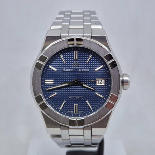 Maurice Lacroix Aikon AI6007 Maurice Lacroix Aikon AI6007– automatyczny szwajcarski zegarek z niebieską tarczą i stalową bransoletą. Dostępny w Artemwatch
