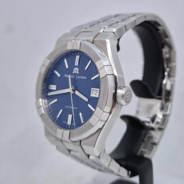 Maurice Lacroix Aikon AI6007-SS002-430-1 Maurice Lacroix Aikon AI6007– automatyczny szwajcarski zegarek z niebieską tarczą i stalową bransoletą. Dostępny w Artemwatch
