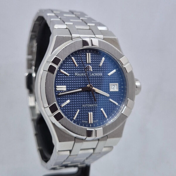 Maurice Lacroix Aikon AI6007-SS002-430-1 Maurice Lacroix Aikon AI6007– automatyczny szwajcarski zegarek z niebieską tarczą i stalową bransoletą. Dostępny w Artemwatch