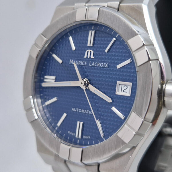 Maurice Lacroix Aikon AI6007-SS002-430-1 Maurice Lacroix Aikon AI6007– automatyczny szwajcarski zegarek z niebieską tarczą i stalową bransoletą. Dostępny w Artemwatch