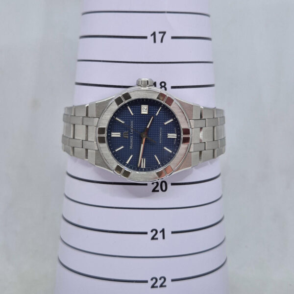 Maurice Lacroix Aikon AI6007-SS002-430-1 Maurice Lacroix Aikon AI6007– automatyczny szwajcarski zegarek z niebieską tarczą i stalową bransoletą. Dostępny w Artemwatch