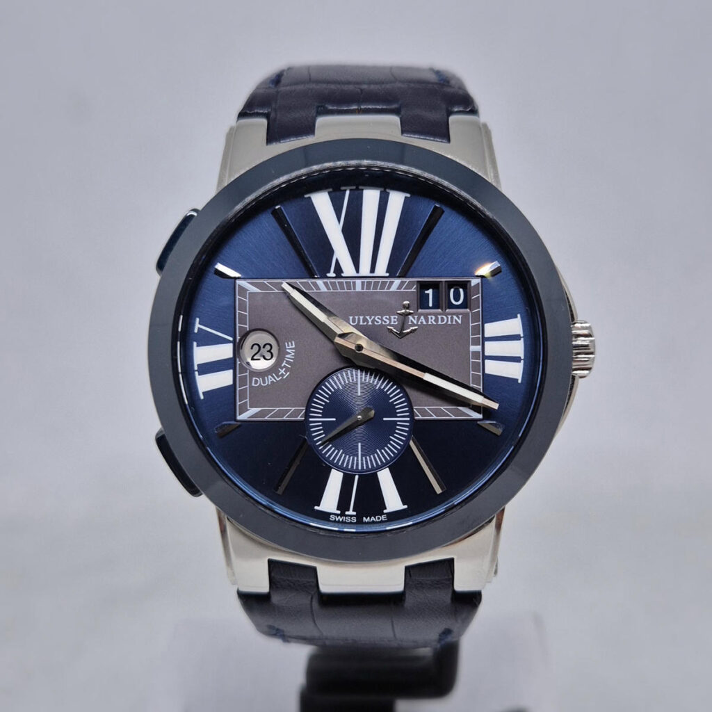Ulysse Nardin Executive Dual Time 243-00 – luksusowy zegarek GMT z niebieską tarczą, ceramicznym bezelem i mechanizmem UN-24. Dostępny w Artemwatch.