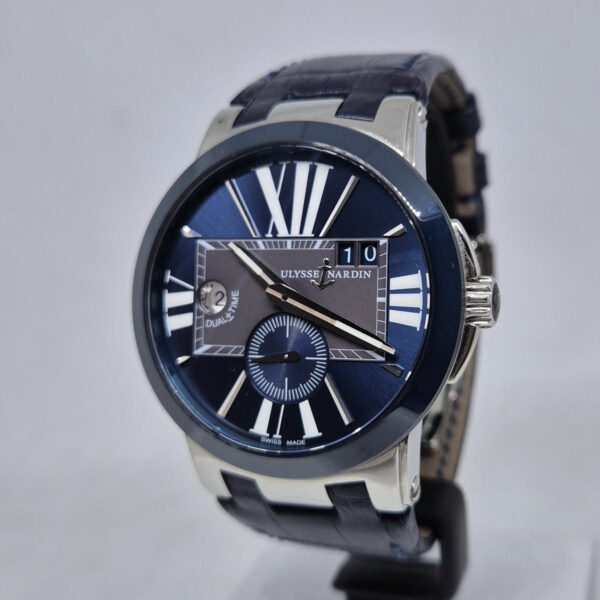 Ulysse Nardin Executive Dual Time 243-00 (12) Ulysse Nardin Executive Dual Time 243-00 – luksusowy zegarek GMT z niebieską tarczą, ceramicznym bezelem i mechanizmem UN-24. Dostępny w Artemwatch.