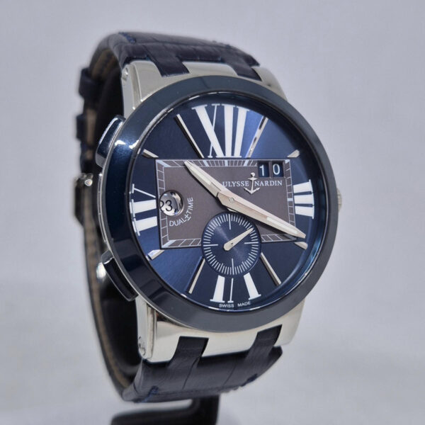 Ulysse Nardin Executive Dual Time 243-00 (13) Ulysse Nardin Executive Dual Time 243-00 – luksusowy zegarek GMT z niebieską tarczą, ceramicznym bezelem i mechanizmem UN-24. Dostępny w Artemwatch.