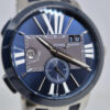 Ulysse Nardin Executive Dual Time 243-00 (2) Ulysse Nardin Executive Dual Time 243-00 – luksusowy zegarek GMT z niebieską tarczą, ceramicznym bezelem i mechanizmem UN-24. Dostępny w Artemwatch.