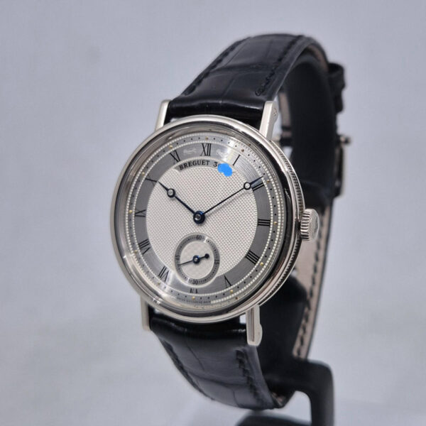 Breguet Classique 5907BB/12/984 Breguet Classique 5907BB/12/984 – oryginalny szwajcarski zegarek z białego złota. Doskonały stan, roczna gwarancja Artemwatch