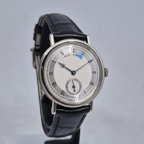 Breguet Classique 5907BB/12/984 Breguet Classique 5907BB/12/984 – oryginalny szwajcarski zegarek z białego złota. Doskonały stan, roczna gwarancja Artemwatch