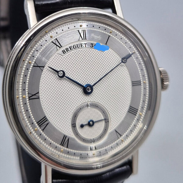Breguet Classique 5907BB/12/984 Breguet Classique 5907BB/12/984 – oryginalny szwajcarski zegarek z białego złota. Doskonały stan, roczna gwarancja Artemwatch