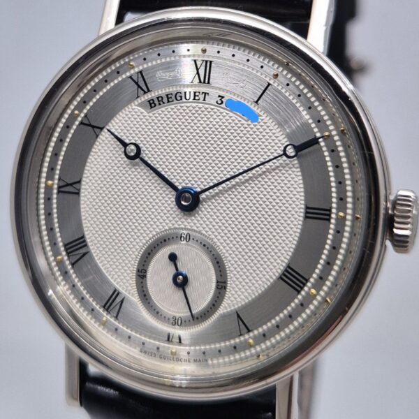 Breguet Classique 5907BB/12/984 Breguet Classique 5907BB/12/984 – oryginalny szwajcarski zegarek z białego złota. Doskonały stan, roczna gwarancja Artemwatch