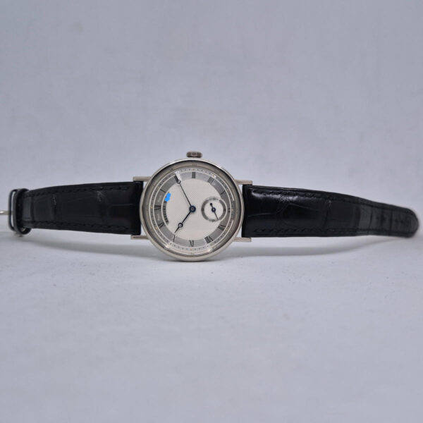 Breguet Classique 5907BB/12/984 Breguet Classique 5907BB/12/984 – oryginalny szwajcarski zegarek z białego złota. Doskonały stan, roczna gwarancja Artemwatch